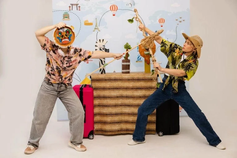 Актёры и куклы — Вокруг света